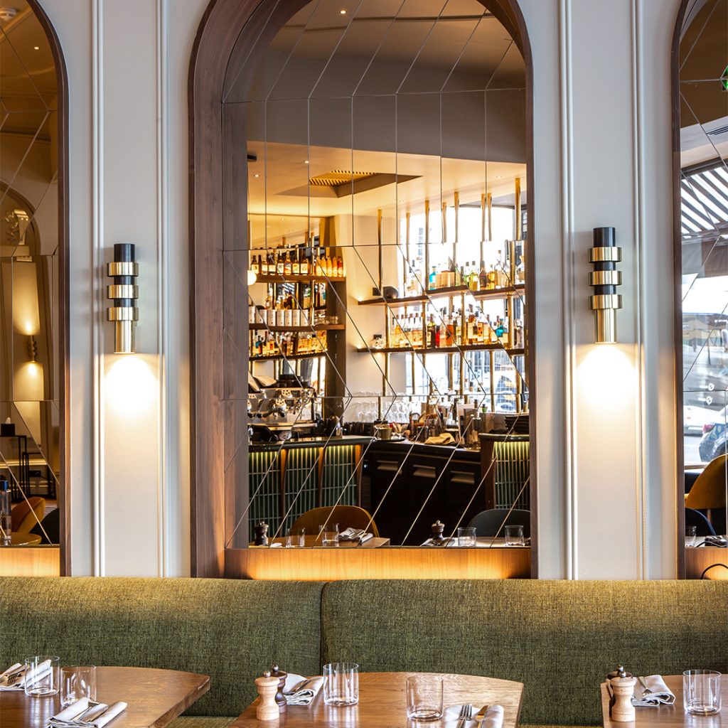 Flanelles restaurant hall, contemporary Parisian atmosphere, Paris 10th arrondissement Gare du Nord